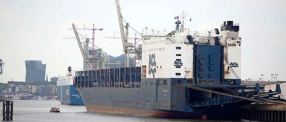 Dieser Frachter hatte in Hamburgs Hafen gebrannt, es dauerte Stunden, das Feuer zu löschen. Hinterher stellte sich heraus: Er hatte radioaktives Material geladen.