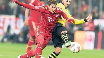 Entscheidung im Mittelfeld. Ilkay Gündogan (rechts) galt vielen vor einigen Wochen schon als der bessere Bastian Schweinsteiger. Doch der Münchner hat seine alte Form wiedergefunden und großen Anteil an der bisher herausragenden Saison der Münchner.