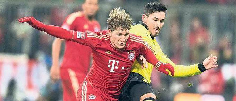 Entscheidung im Mittelfeld. Ilkay Gündogan (rechts) galt vielen vor einigen Wochen schon als der bessere Bastian Schweinsteiger. Doch der Münchner hat seine alte Form wiedergefunden und großen Anteil an der bisher herausragenden Saison der Münchner.