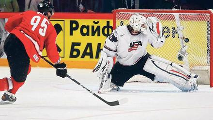 Der zweite Streich. Der Schweizer Julian Walker knallt den Puck an US-Torwart John Gibson vorbei zum 2:0 ins Netz. Foto: Reuters