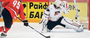 Der zweite Streich. Der Schweizer Julian Walker knallt den Puck an US-Torwart John Gibson vorbei zum 2:0 ins Netz. Foto: Reuters