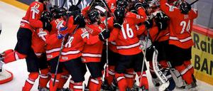 Die Schweizer Spieler feiern nach ihrem Sieg.