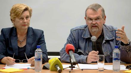 Die Verhandlungsführer Frank Bäsler, verdi, und Claudia Pfeiffer, Geschäftsführerin des Kommunaler Arbeitgeberverbandes (KAV), informieren über die Ergebnisse der Tarifverhandlungen für die Beschäftigten der BVG. 