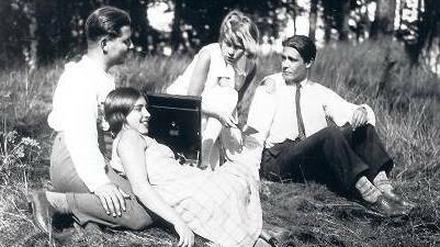 Menschen am Sonntag. Neben Filmszenen von Leni Riefenstahl, die dem Nationalsozialismus nahestand, zeigt die Ausstellung im Louvre auch Szenen aus „Menschen am Sonntag“ von 1930 – und damit eine fröhliche, lebendige Perspektive, sagt Étienne François.