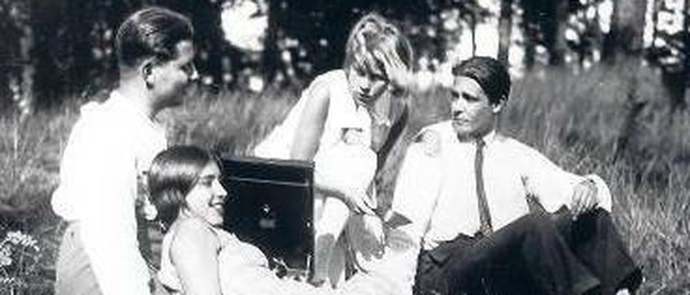 Menschen am Sonntag. Neben Filmszenen von Leni Riefenstahl, die dem Nationalsozialismus nahestand, zeigt die Ausstellung im Louvre auch Szenen aus „Menschen am Sonntag“ von 1930 – und damit eine fröhliche, lebendige Perspektive, sagt Étienne François.