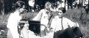 Menschen am Sonntag. Neben Filmszenen von Leni Riefenstahl, die dem Nationalsozialismus nahestand, zeigt die Ausstellung im Louvre auch Szenen aus „Menschen am Sonntag“ von 1930 – und damit eine fröhliche, lebendige Perspektive, sagt Étienne François.