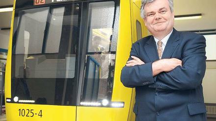 Eine neue U-Bahn erfreut Hans-Christian Kaiser, U-Bahn-Direktor der BVG. Ab 2015 werden zwei "Vorserienfahrzeuge" im Kleinprofil der U-Bahn-Linien U1 bis U4 getestet.
