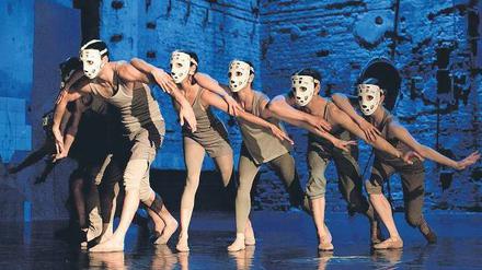 Maskiert. Der Tanzabend „Masse“ in der Halle des Berghain fasst drei Choreografien zusammen. Diese hier ist von Tim Plegge und heißt „They“.