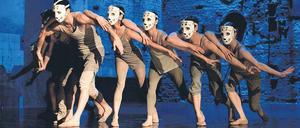 Maskiert. Der Tanzabend „Masse“ in der Halle des Berghain fasst drei Choreografien zusammen. Diese hier ist von Tim Plegge und heißt „They“.