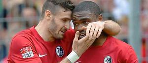 Wegbereiter nach Europa: 1:0-Torschütze Cedric Makiadi (r.) wird von Daniel Caligiuri geherzt.