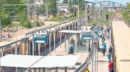 Fließendes Nebeneinander. Der S-Bahnhof Ostkreuz in Friedrichshain/Lichtenberg ist der am meisten frequentierte Nahverkehrs-Umsteigebahnhof in Berlin. Insgesamt steigen hier täglich rund 100 000 Menschen auf neun Linien ein, aus oder um. Integrierte Nah- und Regionalverkehrskonzepte finden hier einen Knotenpunkt. 