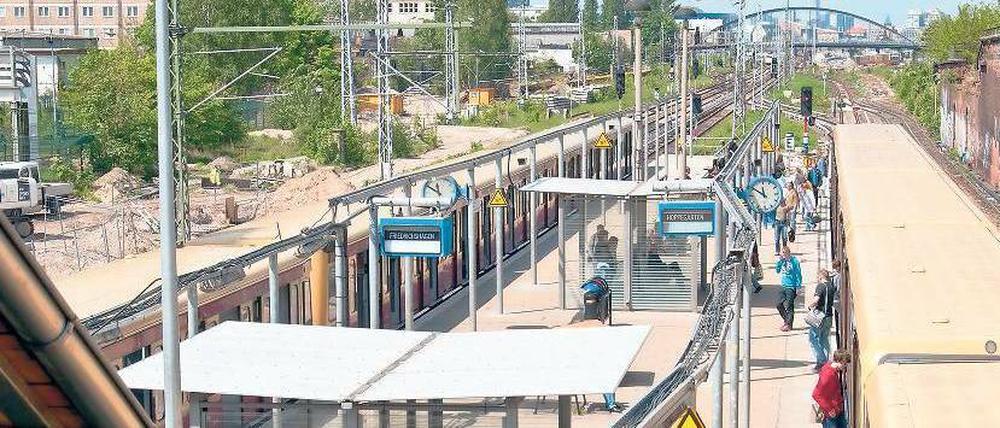 Fließendes Nebeneinander. Der S-Bahnhof Ostkreuz in Friedrichshain/Lichtenberg ist der am meisten frequentierte Nahverkehrs-Umsteigebahnhof in Berlin. Insgesamt steigen hier täglich rund 100 000 Menschen auf neun Linien ein, aus oder um. Integrierte Nah- und Regionalverkehrskonzepte finden hier einen Knotenpunkt. 