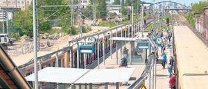 Fließendes Nebeneinander. Der S-Bahnhof Ostkreuz in Friedrichshain/Lichtenberg ist der am meisten frequentierte Nahverkehrs-Umsteigebahnhof in Berlin. Insgesamt steigen hier täglich rund 100 000 Menschen auf neun Linien ein, aus oder um. Integrierte Nah- und Regionalverkehrskonzepte finden hier einen Knotenpunkt. 