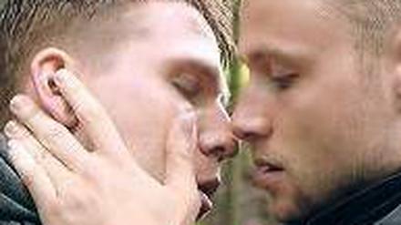 Marc (Hanno Koffler, l.) ist mit seiner schwangeren Freundin gerade erst in die Doppelhaushälfte gezogen. Sein Leben gerät aus den Fugen, als Kay (Max Riemel) in beim Waldlauf zu mehr Tempo anspornt. 