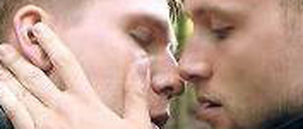 Marc (Hanno Koffler, l.) ist mit seiner schwangeren Freundin gerade erst in die Doppelhaushälfte gezogen. Sein Leben gerät aus den Fugen, als Kay (Max Riemel) in beim Waldlauf zu mehr Tempo anspornt. 