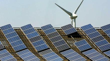 Vor einem Jahr zu Pfingsten gab es einen Solarstrom-Weltrekord in Deutschland. Damals waren mehr als 20 000 Megawatt Solarstrom im System. In diesem Jahr haben nur die Solarstromanlagen im Osten viel Strom produziert, im Westen und Süden war es eher bewölkt. Bis mittags lag die Solarstromerzeugung an diesem Pfingstsonntag bei etwas mehr als 16 600 Megawatt. 
