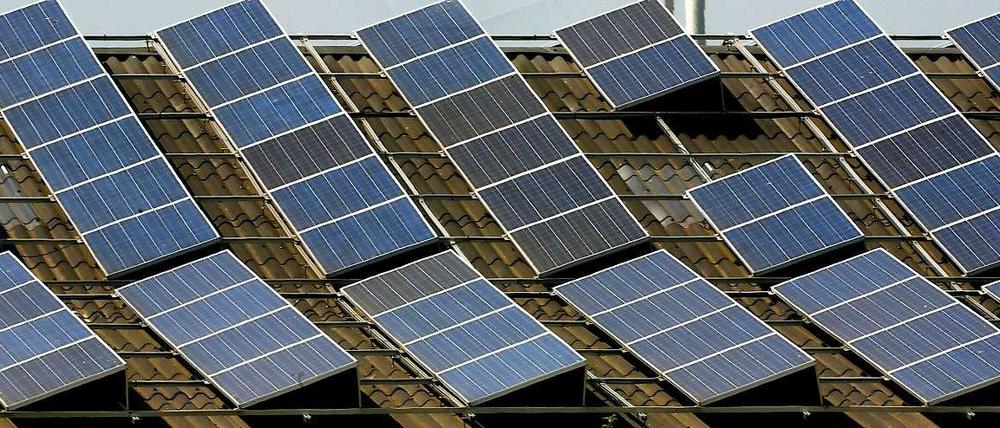 Vor einem Jahr zu Pfingsten gab es einen Solarstrom-Weltrekord in Deutschland. Damals waren mehr als 20 000 Megawatt Solarstrom im System. In diesem Jahr haben nur die Solarstromanlagen im Osten viel Strom produziert, im Westen und Süden war es eher bewölkt. Bis mittags lag die Solarstromerzeugung an diesem Pfingstsonntag bei etwas mehr als 16 600 Megawatt. 