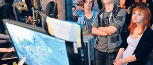 Komm, spiel mit mir. Im „Meltdown“ versammeln sich Spieler und Zuschauer zu Gameevents. Fotos: Davids/Fischer, Blizzard/promo (2)