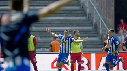 Party gerettet, Rekord geknackt: John-Anthony Brooks (M.) trifft zum 1:1 für Hertha gegen Cottbus.