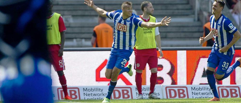 Party gerettet, Rekord geknackt: John-Anthony Brooks (M.) trifft zum 1:1 für Hertha gegen Cottbus.