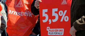 Warnstreik. Beschäftigte des Schiffstechnik-Konzerns Raytheon Anschütz stehen am 03. Mai in Kiel bei einem Warnstreik vor dem Werkstor. Mit den Warnstreiks in rund 30 Betrieben im Norden will die IG Metall vor der dritten Verhandlungsrunde am 13. Mai den Druck auf die Arbeitgeber erhöhen. 