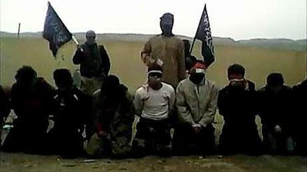 Syrische Rebellen richten ihre Gefangenen - und stellen die Tat danach ins Netz.