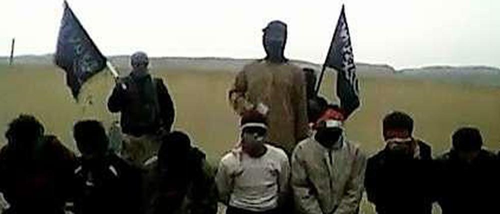 Syrische Rebellen richten ihre Gefangenen - und stellen die Tat danach ins Netz.