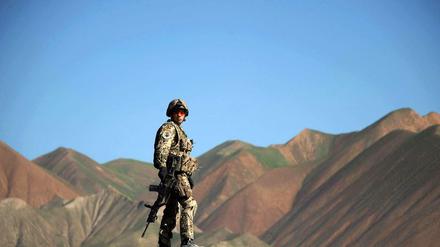 Über afghanischen Gipfeln keine Ruh: Ein Isaf-Soldat steht auf einem Hügel in der Provinz Takhar. Am Samstag ist ein deutscher Soldat in Afghanistan getötet worden.