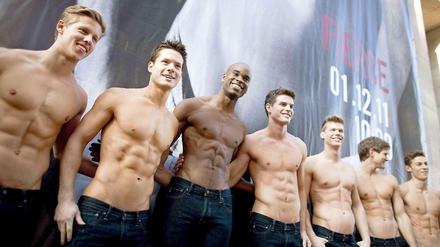 Das Geschäft mit der Schönheit: Männliche Models stehen 2011 vor der Abercrombie &amp; Fitch Filiale auf der Königsallee in Düsseldorf. 