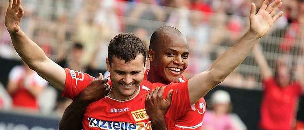 Daniel Göhlert bejubelt seinen Treffer zum 5:4 gegen Hansa Rostock.