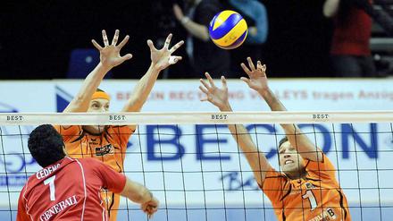 Kein Durchkommen. Felix Fischer und Scott Touzinsky (r.) blocken den Angriffsschlag von Hachings Fredy Cedeno. 