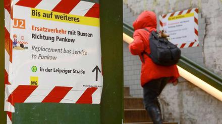 Fahrgäste auf der U2 müssen zwischen Potsdamer Platz und Mohrenstraße vorerst weiter auf den Ersatzverkehr mit Bussen ausweichen.