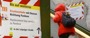 Fahrgäste auf der U2 müssen zwischen Potsdamer Platz und Mohrenstraße vorerst weiter auf den Ersatzverkehr mit Bussen ausweichen.