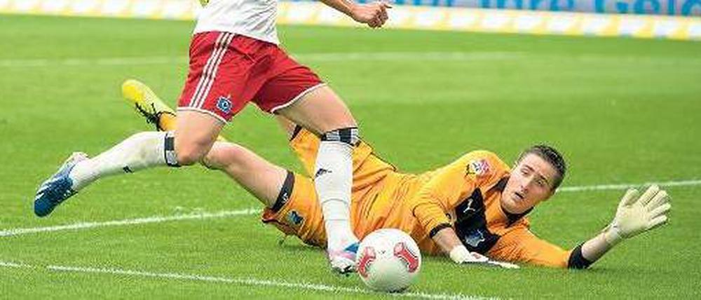 Zum Abwinken. TSG-Torwart Casteels kann Sons (l.) Torvorlage nicht verhindern.