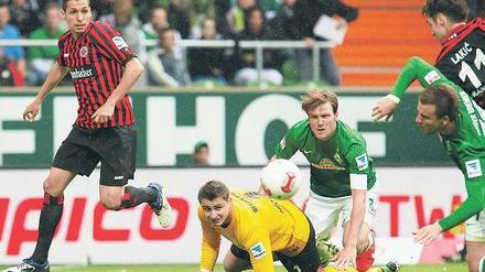 Schrecksekunde. Bremens Torwart Mielitz sieht, wie Frankfurts Lakic zum 1:1 trifft. Bremen bleibt dennoch erstklassig.