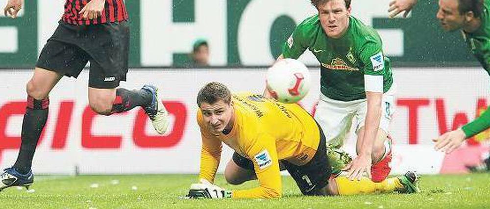Schrecksekunde. Bremens Torwart Mielitz sieht, wie Frankfurts Lakic zum 1:1 trifft. Bremen bleibt dennoch erstklassig.