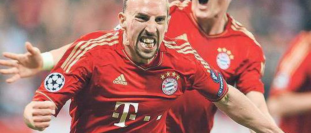 So geht’s. Franck Ribéry bejubelt sein Führungstor, Bastian Schweinsteiger auch. Foto: dpa