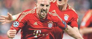 So geht’s. Franck Ribéry bejubelt sein Führungstor, Bastian Schweinsteiger auch. Foto: dpa