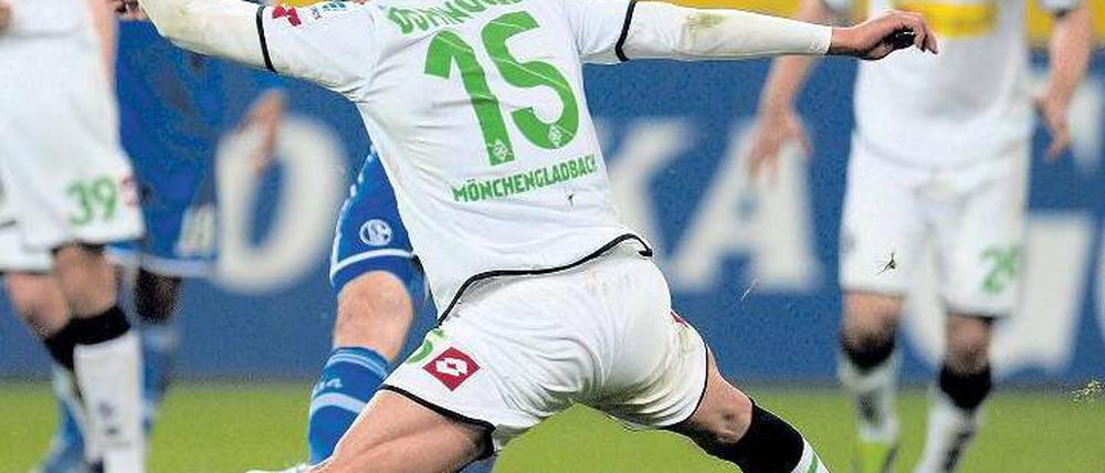 Der Torschütze kommt. Julian Draxler (mit Ball) schoss Schalkes Siegtreffer. Foto: AFP