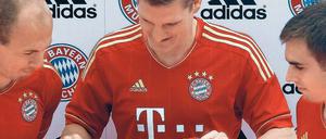 Teurer Stoff. Die Bayern-Spieler Arjen Robben, Bastian Schweinsteiger und Philipp Lahm werden von Adidas bis 2020 ausgestattet – mindestens.
