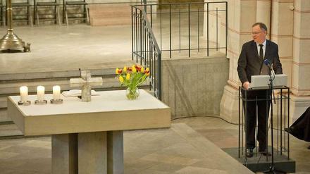 Niedersachsens Ministerpräsident Stephan Weil (SPD) spricht am Freitag auf dem Gedenkgottesdienst in der Evangelisch-Lutherischen Münsterkirche St. Bonifatius in Hameln (Niedersachsen). Anlass ist derMord an dem Landrat Rüdiger Butte.