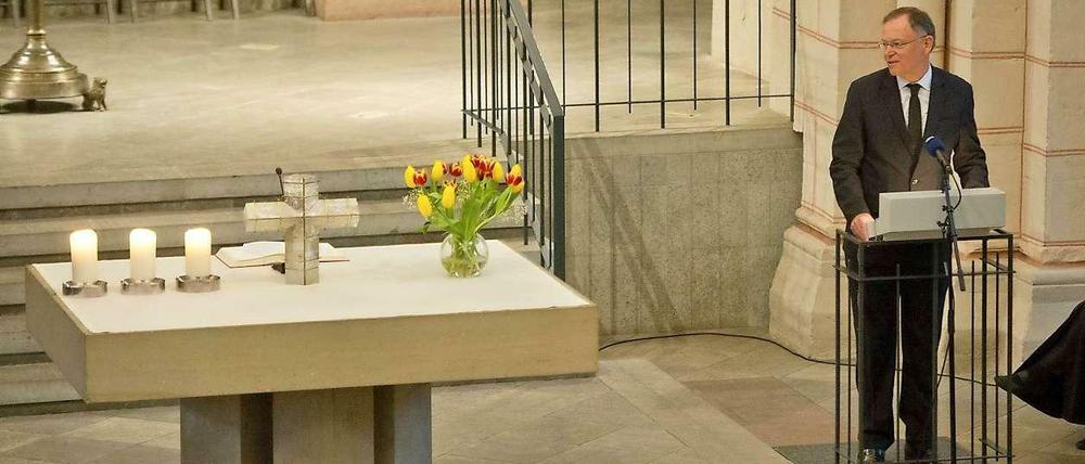 Niedersachsens Ministerpräsident Stephan Weil (SPD) spricht am Freitag auf dem Gedenkgottesdienst in der Evangelisch-Lutherischen Münsterkirche St. Bonifatius in Hameln (Niedersachsen). Anlass ist derMord an dem Landrat Rüdiger Butte.