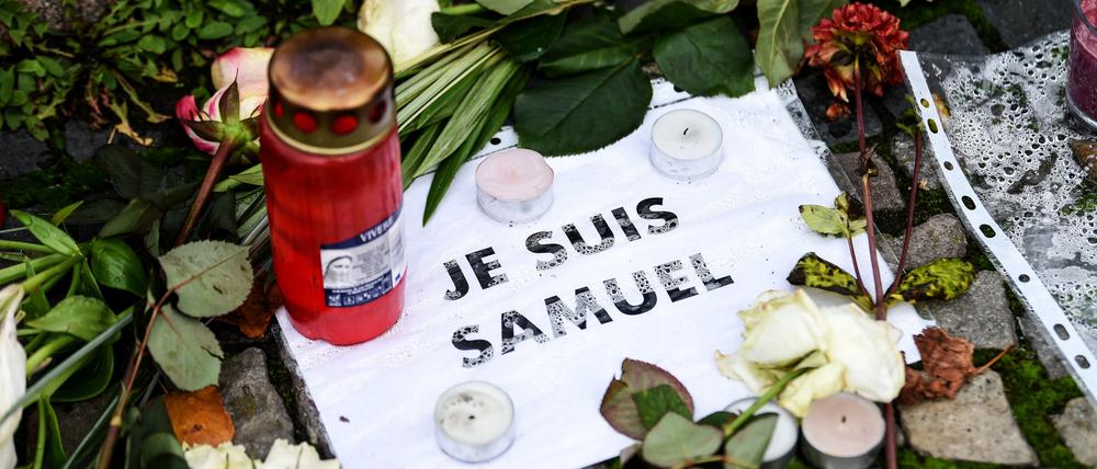Vor der französischen Botschaft liegen Blumen, Kerzen und ein Blatt mit der Aufschrift ·Je suis Samuel·. In einem Pariser Vorort wurde der Lehrer Samuel Paty auf der Straße von einem mutmaßlichen Islamisten ermordet. 