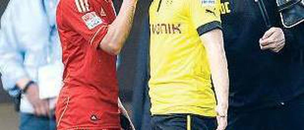 Wir sehen uns in Wembley. Rafinha (links) verabschiedet sich von Blaszczykowski. Foto: AFP