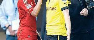 Wir sehen uns in Wembley. Rafinha (links) verabschiedet sich von Blaszczykowski. Foto: AFP