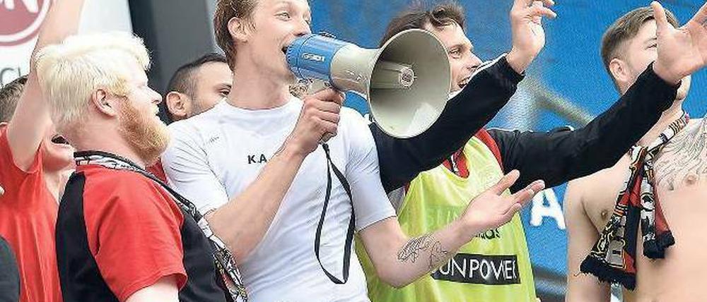 Rampensau. Rekordtorschütze Stefan Kießling feiert mit den Fans. Foto: AFP