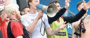 Rampensau. Rekordtorschütze Stefan Kießling feiert mit den Fans. Foto: AFP