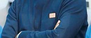 Entspanntes Ende. Luhukay kann Montag vor dem Fernseher Meister werden. Foto: dpa