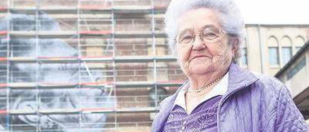 Da schau her. Der französische Künstler JR hat 15 Porträts von alten Frauen und Männern auf Berliner Giebel gebracht. Um die Ecke vom Postbahnhof ist das von Helga zu sehen. Fotos: AFP, Georg Moritz