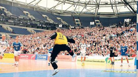 Platte im Stadion. 2004 fand auf Schalke das Eröffnungsspiel der Bundesliga zwischen Lemgo und Kiel vor 30.925 Besuchern statt – Zuschauer-Weltrekord im Handball.